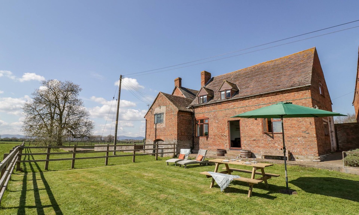 Strensham Cottage | MANOR FARM COTTAGE, pet friendly, with a garden in Upton Upon Severn