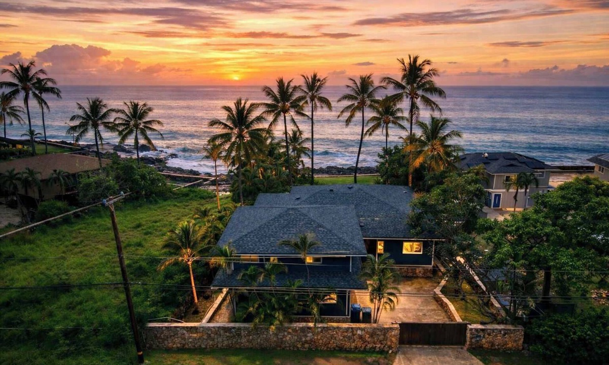 Makaha House | @ Marbella Lane - Beachfront Sunset Haven