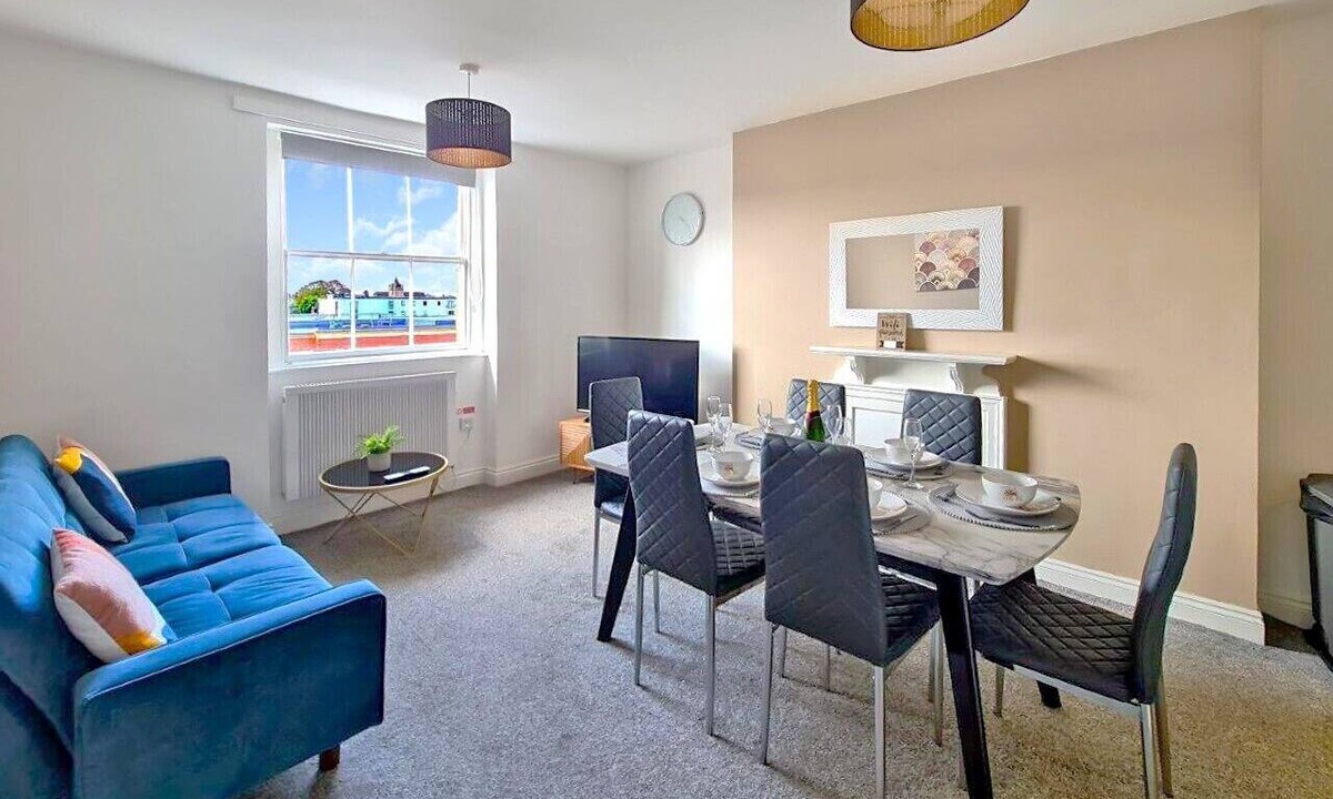Cheltenham Apartment | Margaret's Loft by Fortuna Property Portfolio, The Margaret's Loft Apartment