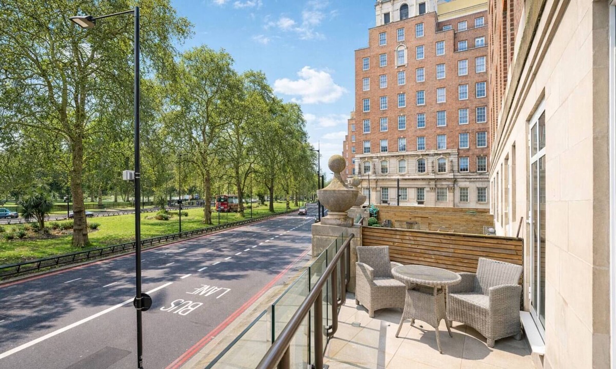 South Bank Apartment | Mayfair Residence on Park Lane with Concierge