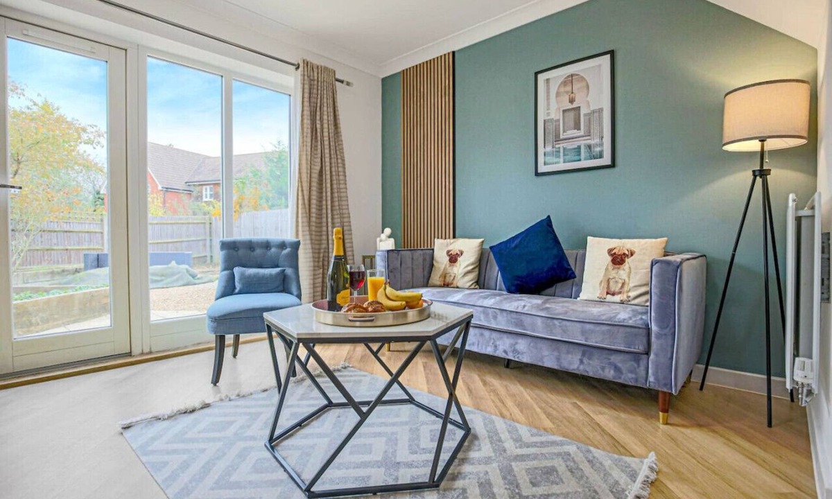 Milton Keynes House | Middleton House Sleeps 6 Free Parking Garden Work Desk Fast WiFi