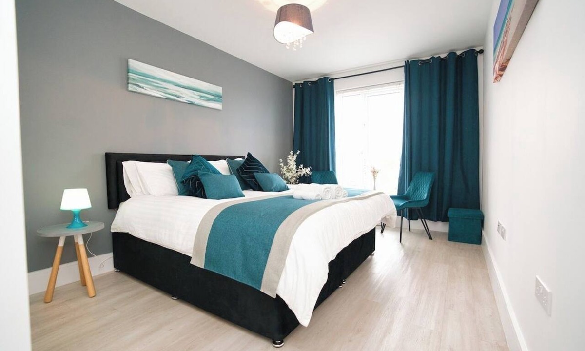 Newport Pagnell House | Milton Keynes 6 large beds Contractor Free Parking