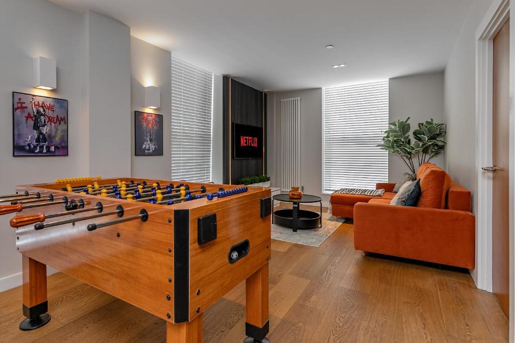 Central Milton Keynes Apartment | MK CITY CENTRE, THE DIAMOND SUITE, FREE Parking Space, PREMIUM SPACIOUS Apartment with FOOSBALL TABLE