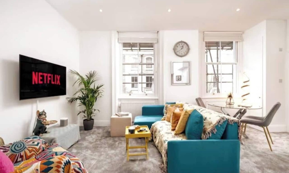 Earl's Court Apartment | Modern 1-bedroom, 1-bathroom apartment in Kensington/Chelsea, just 8 minutes’ walk to Earl’s Court Tube. Close to Westfield, Holland Park, top museums, and local cafés — perfect for couples, solo travellers, or short city stays.