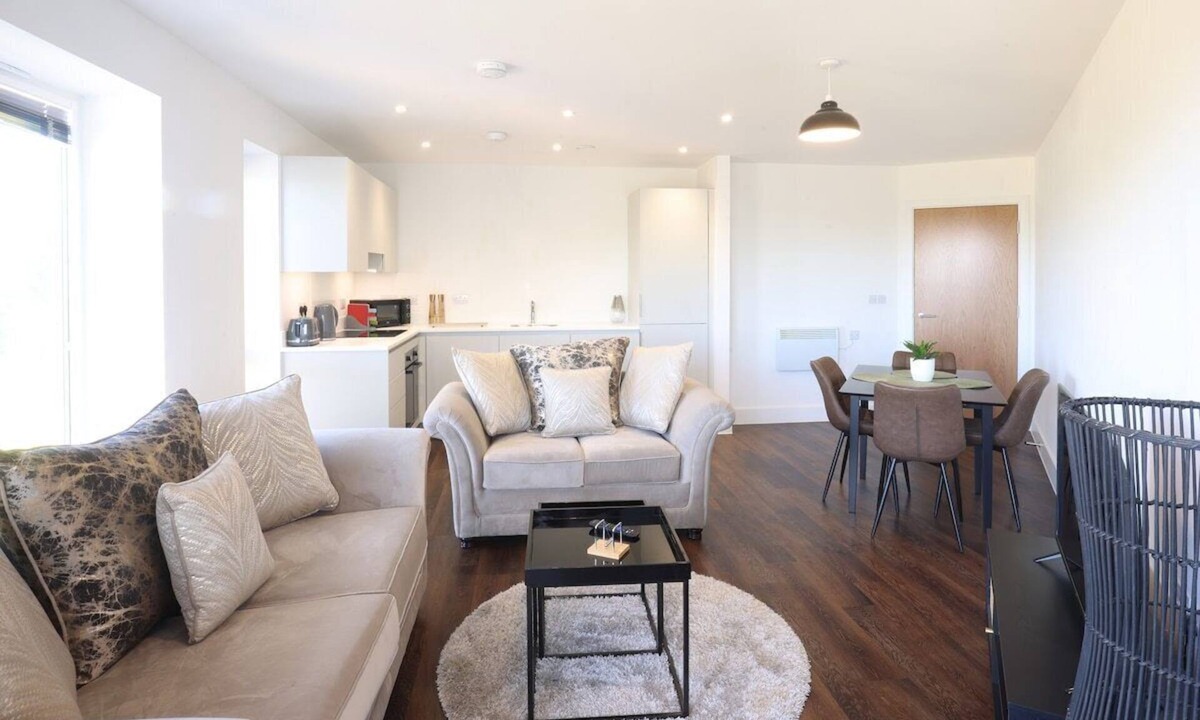 Bicester Apartment | Modern 2 bed, close to Bicester Village+ Parking