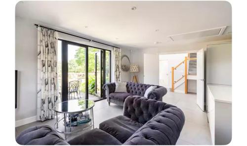 Bedford House | Modern 2 bed home in idyllic location sleeps 6 Superfast WiFi with onsite Gym