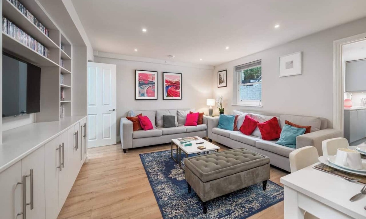 Redcliffe Apartment | Modern 2-bedroom, 2-bathroom apartment in Earl’s Court/Chelsea, just 8 minutes’ walk to the tube. Close to Westfield, Holland Park, Royal Albert Hall, and local cafés — ideal for families, friends, or couples exploring London.
