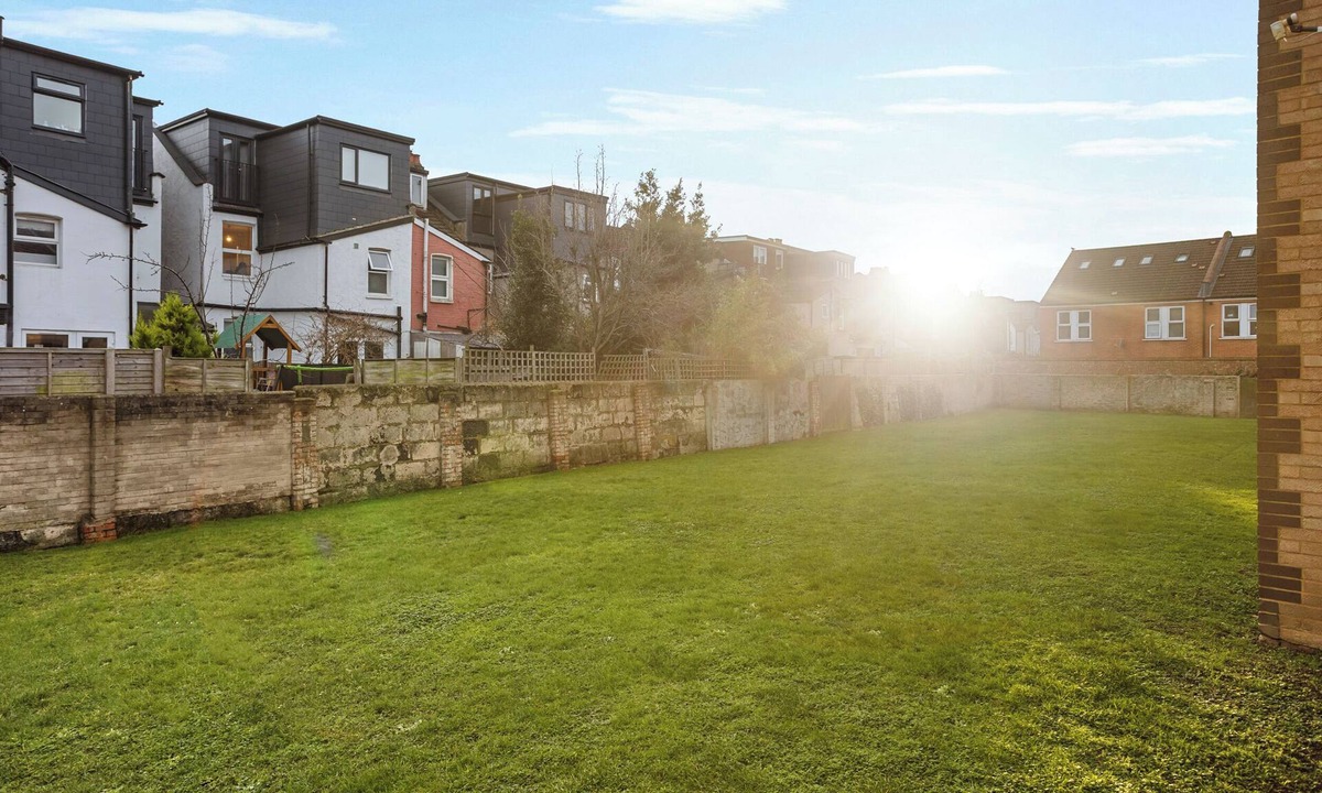 Woodside Apartment | Modern 2BR Flat, 20 mins train to Central London, 7mins to Selhurst Park Stadium