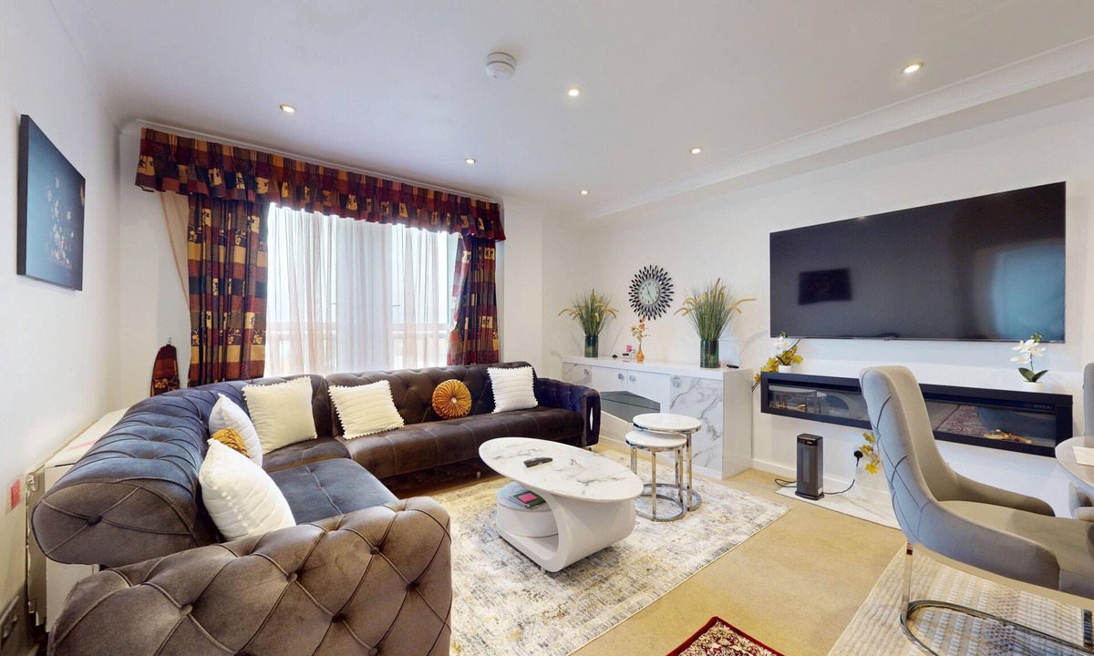 Hounslow Central Apartment | Modern 2BR Flat | 6-Min Walk to Hounslow East Tube