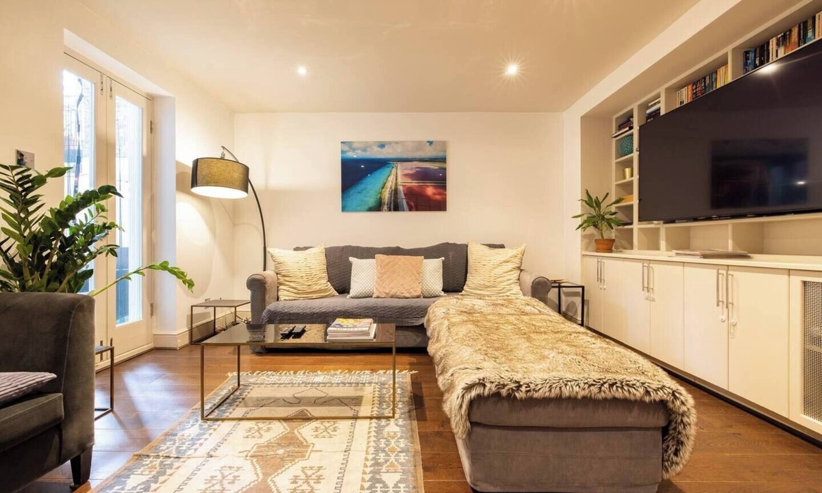 Redcliffe Apartment | Modern 3-bedroom, 3-bathroom duplex in Chelsea with a private garden and terrace, fully equipped kitchenette, and free WiFi. Just a 14-minute walk to Stamford Bridge and close to South Kensington Tube — perfect for families or groups.