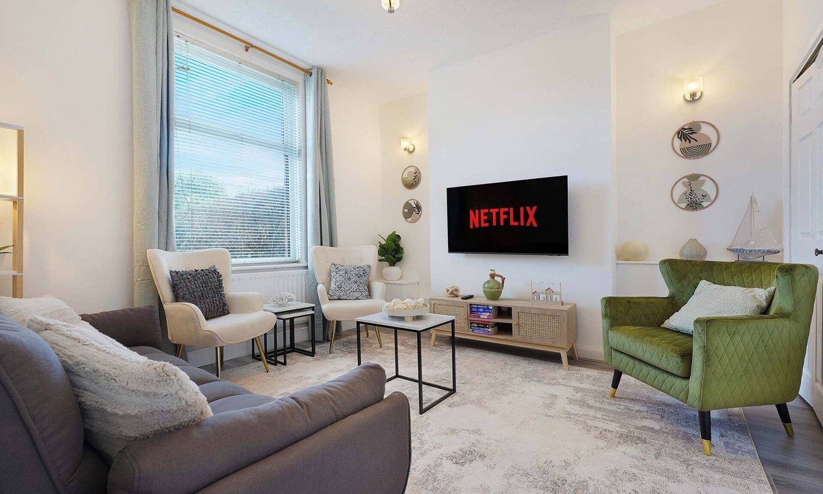 Washington House | Modern 3BR Washington sleeps 6 by Stay With Us