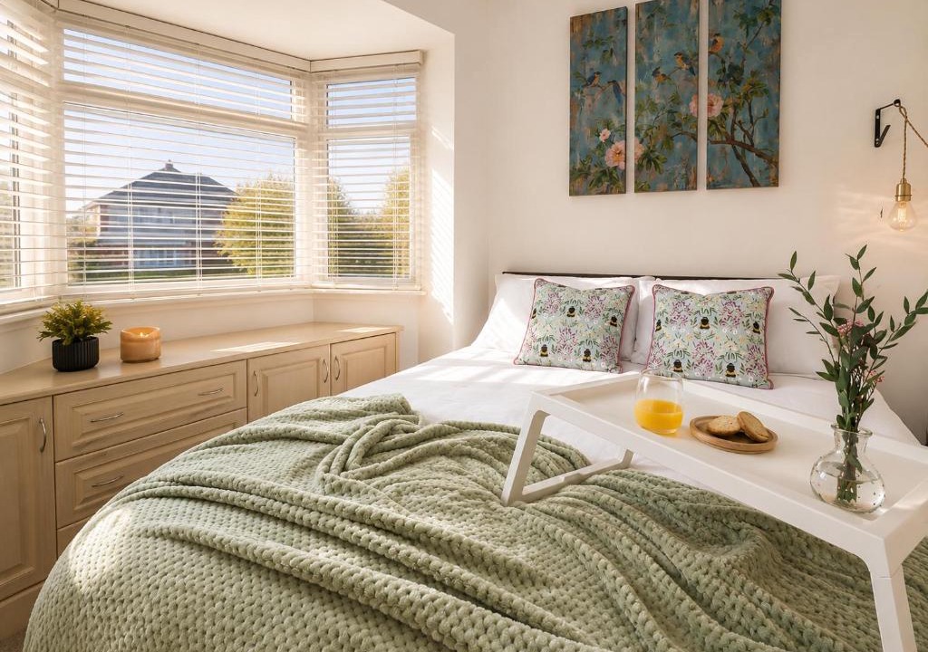 Manchester Apartment | Modern 4-Bed House, Free Parking & WiFi in Swinton