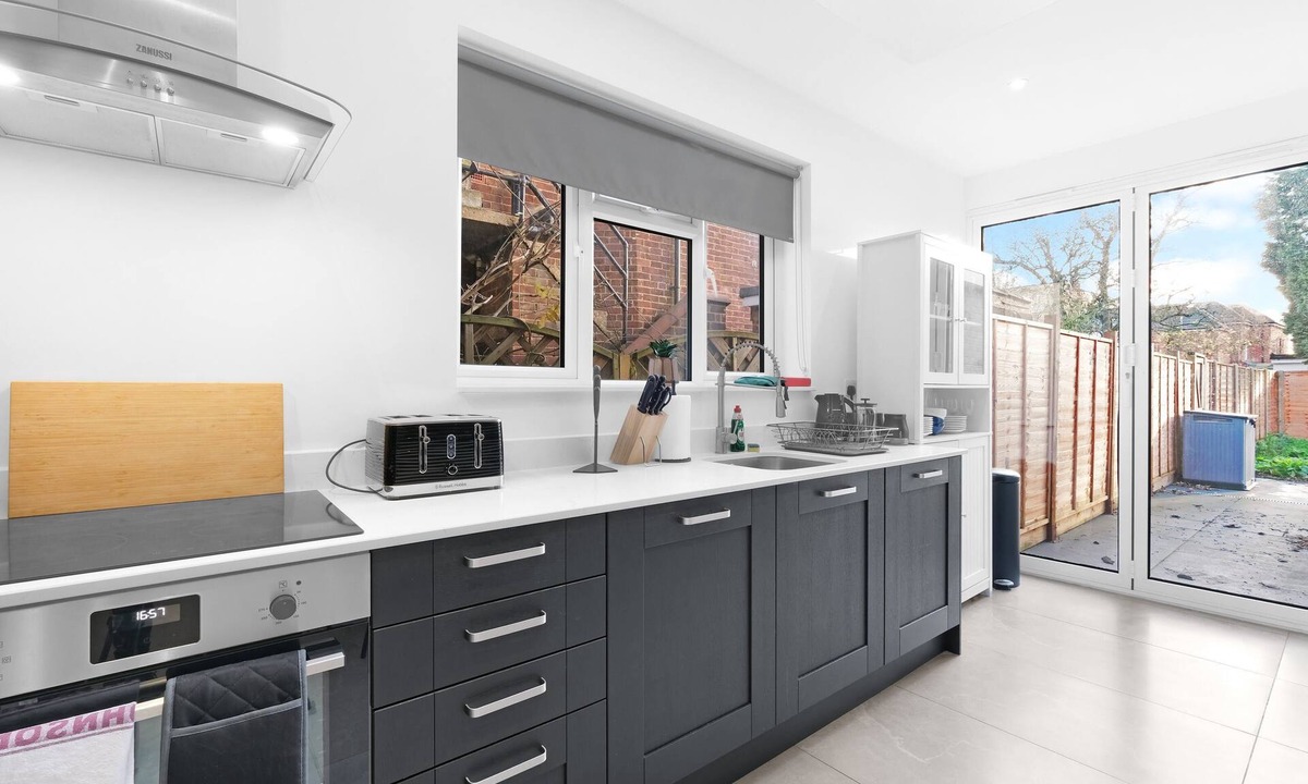 North Finchley Apartment | Modern 4 Bedroom Apartment in London with Parking + Garden