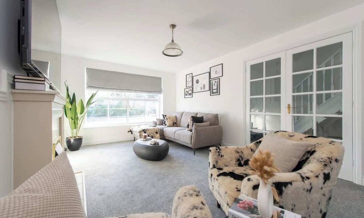 Hylands House | Modern 5BR * Game Room * Free Parking * Sleeps 10