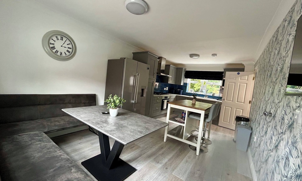 Marston Moretaine House | Modern 6 Bedroom 4 bathroom sleeps up to 14