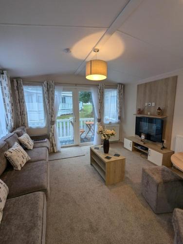 Milford on Sea Resort | Modern and spacious holiday home at AWARD WINNING SHOREFIELD COUNTRY PARK ENTERTAINMENT PASSES INCLUDED DOG FRIENDLY!
