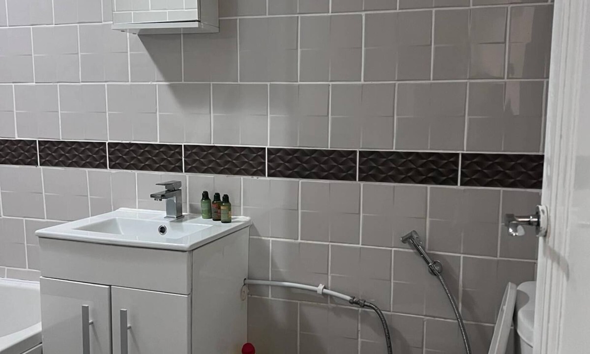 Chorlton-cum-Hardy Apartment | Modern apartment, walking distance to many places, private parking