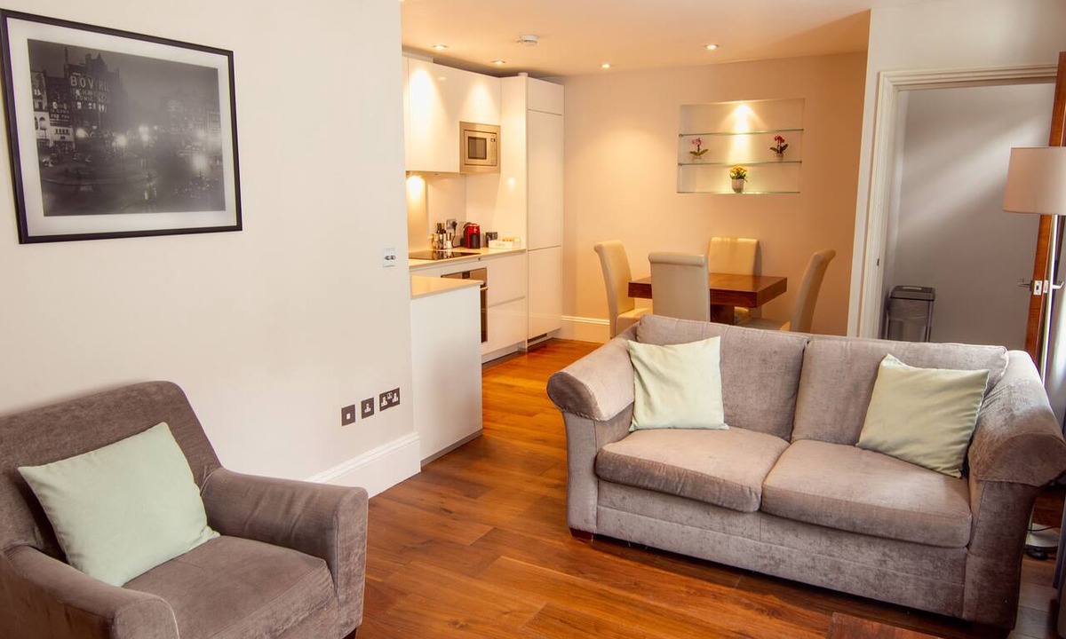 St. Pancras Apartment | Modern apartment with sofa bed, patio and private entrance