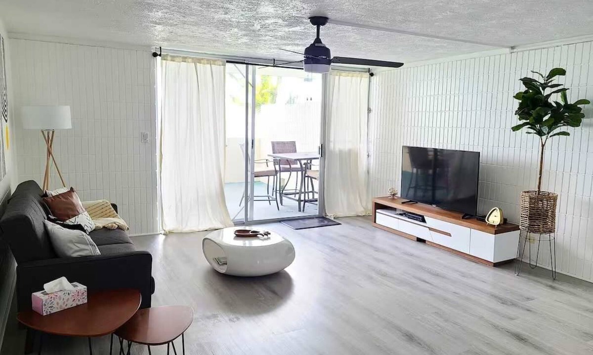 Punaluu Condo | Modern Beachfront Condo