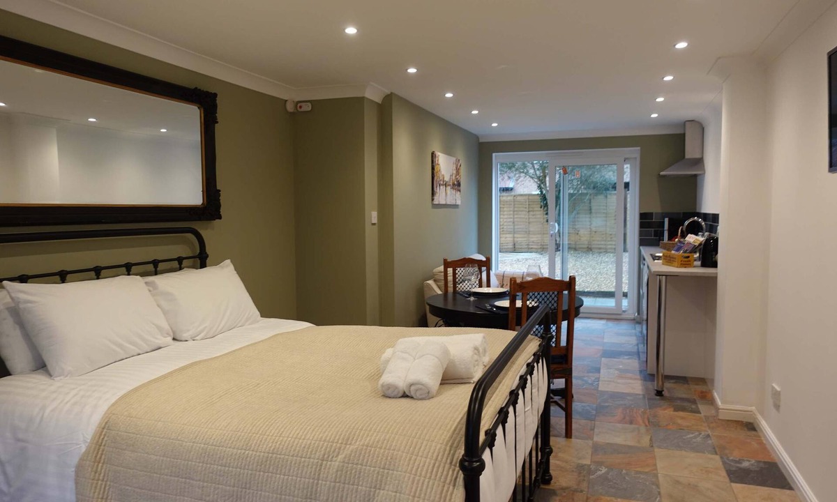 Bicester Apartment | Modern Bicester Studio Self-Contained with Parking