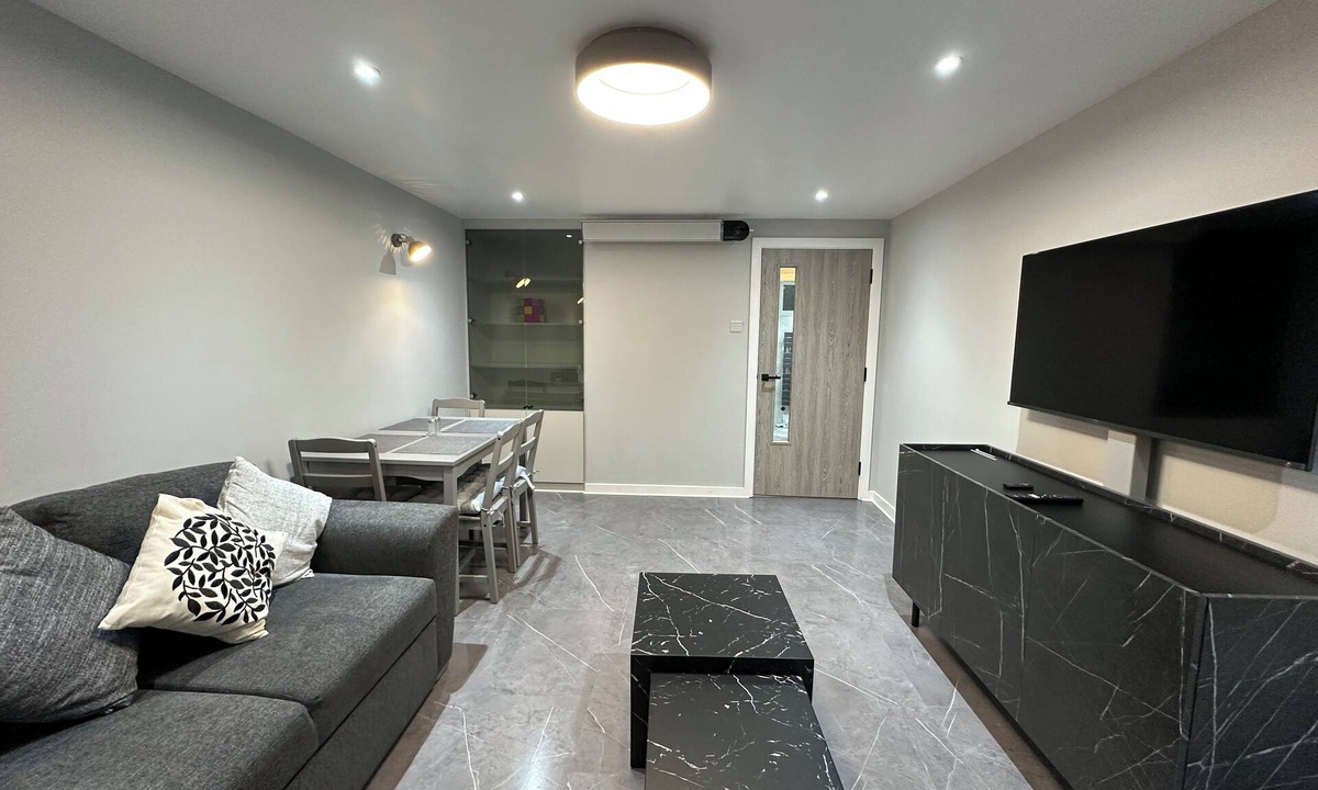 Offerton Apartment | Modern, comfortable apartment close to transport networks and town centre