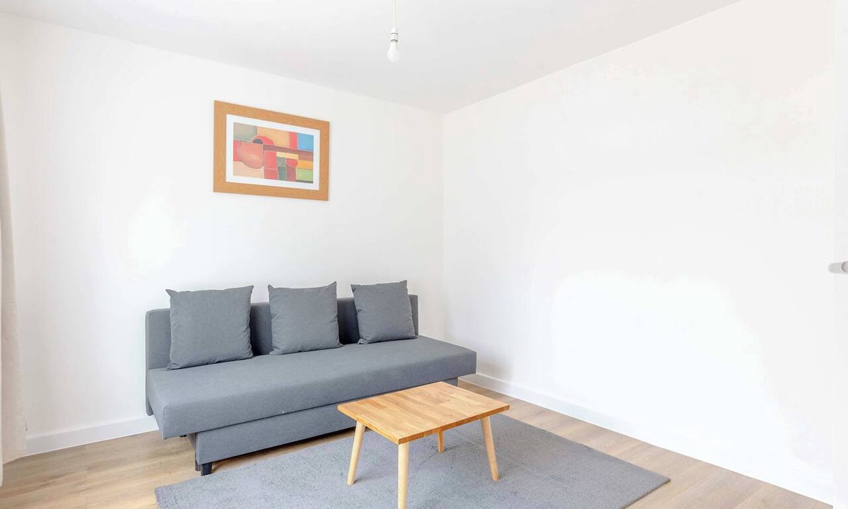 Custom House Apartment | Modern Convenience | 2 Bed | Nearby London Airport