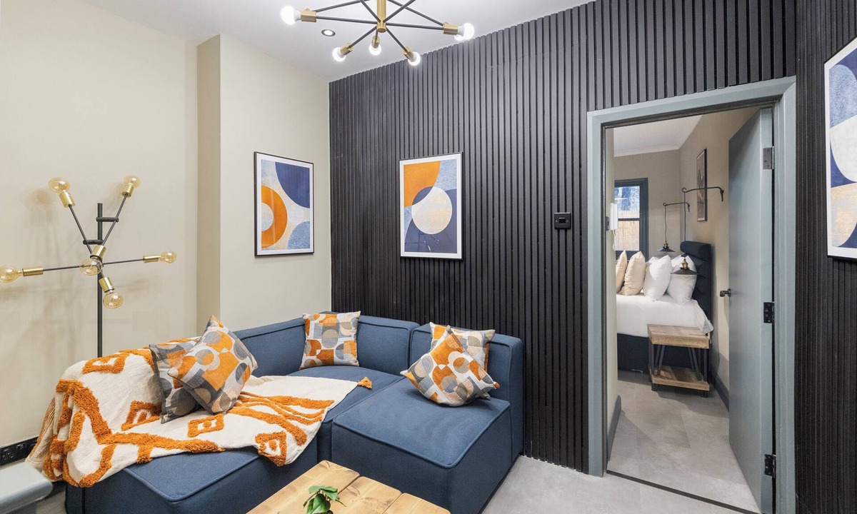 Kings Cross St. Pancras Apartment | Modern & Funky 3-BR Duplex with Games Room & Sauna