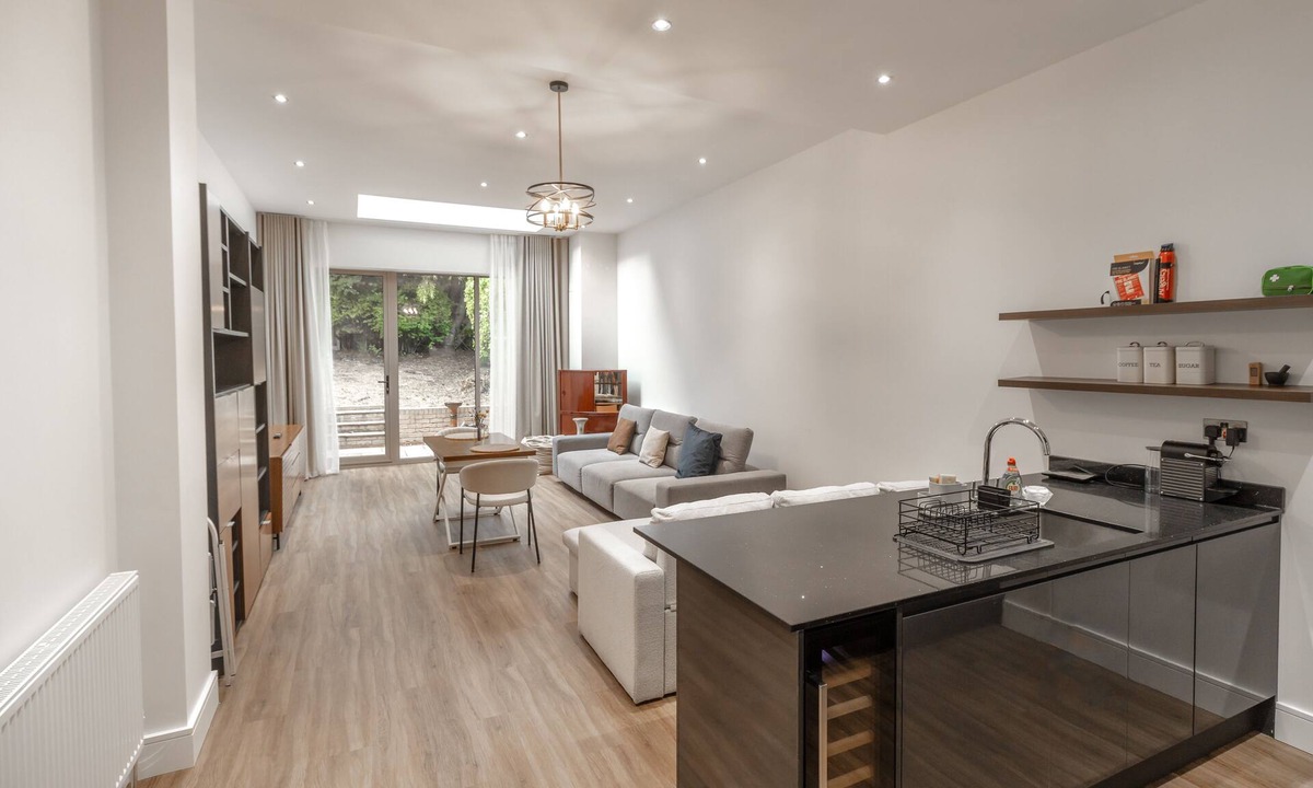 Frognal and Fitzjohns Apartment | Modern Garden Flat London Sleeps 4 with Parking!