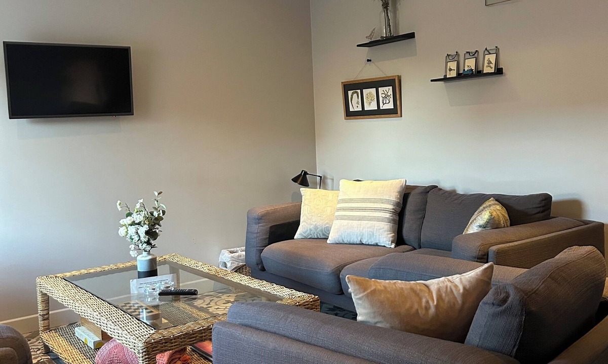 Trumpington House | Modern home, sleeps 8, garden 3km from Cambridge, free carpark