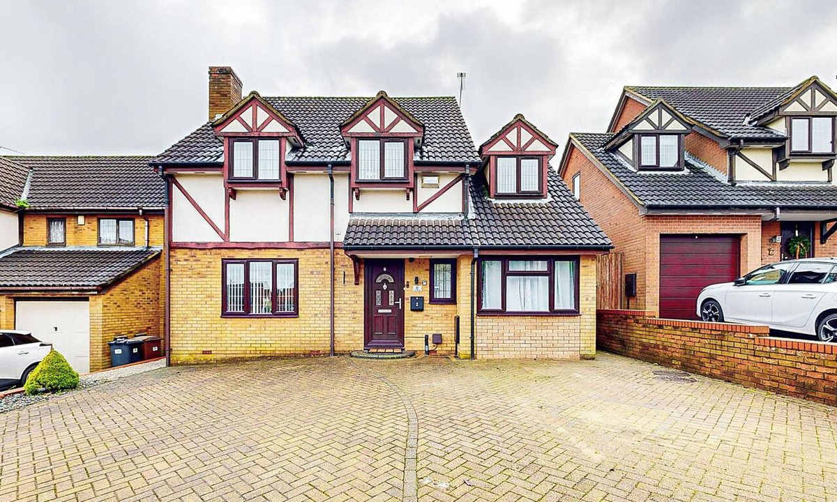 Tea Green House | Modern Home, Sleeps 8, Parking, Garden