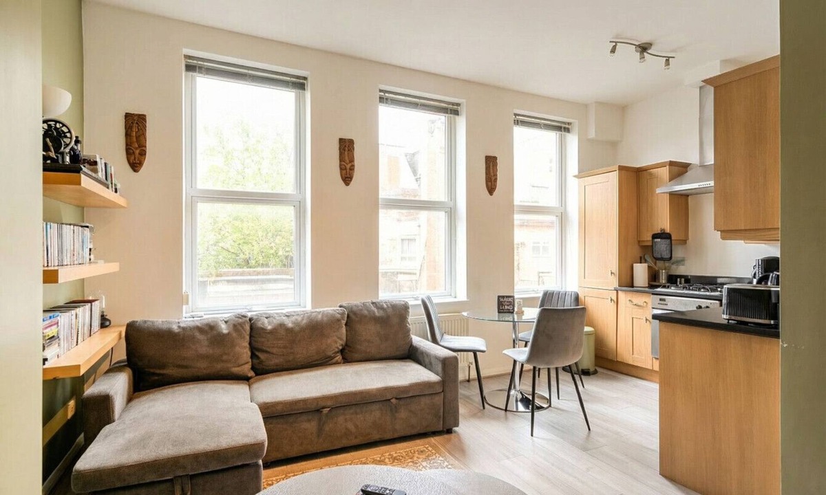 Frognal and Fitzjohns Apartment | Modern one-bedroom flat with fast Tube links and in-home laundry