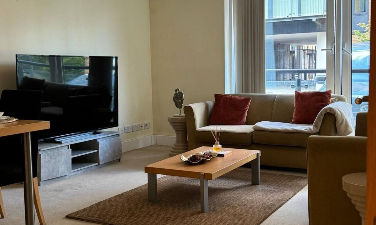 Canary Wharf Apartment | Modern Retreat in Canary Wharf : With Marina Views