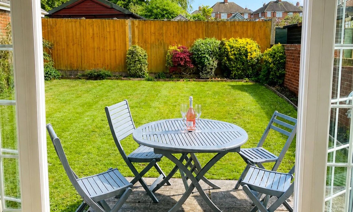 Tunstall House | Modern, Spacious 6BR Gated Home - Sleeps 9 - Private Drive