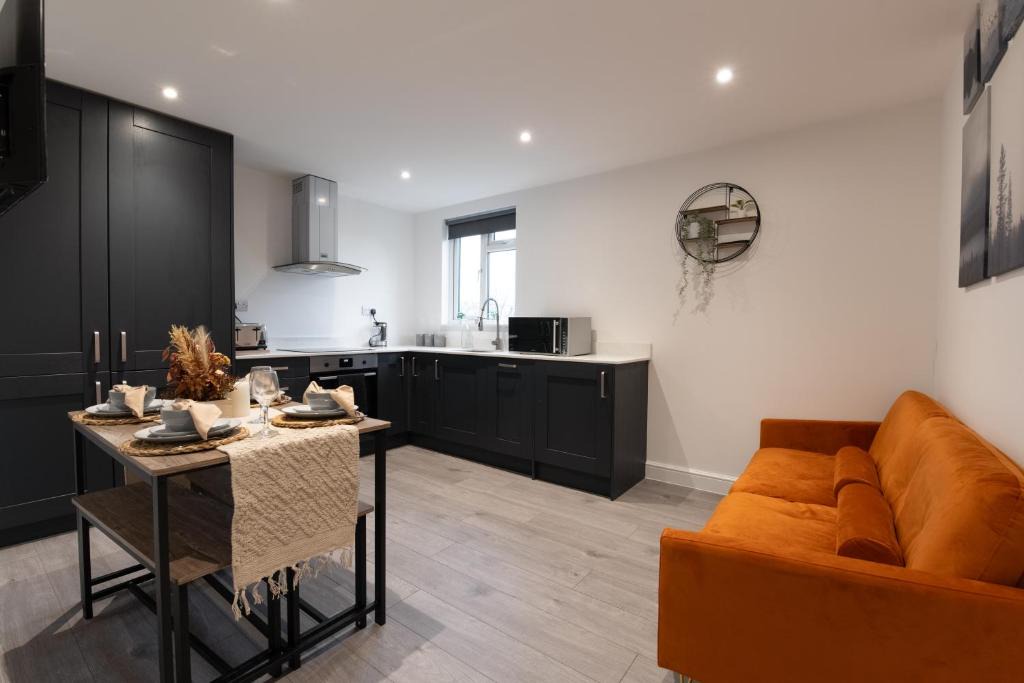 North Finchley Apartment | Modern, Stylish, cosy, Finchley London 3 Bed 2 bath Apartment with Free Parking