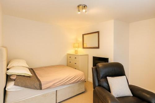 Pocklington Apartment | Modern Tiny Home - Ideal for Work Stays & Parking