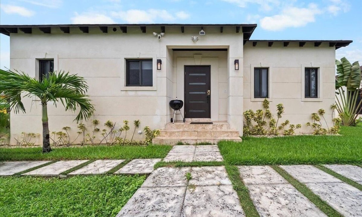 Gambier Villa | Modern villa near the beach