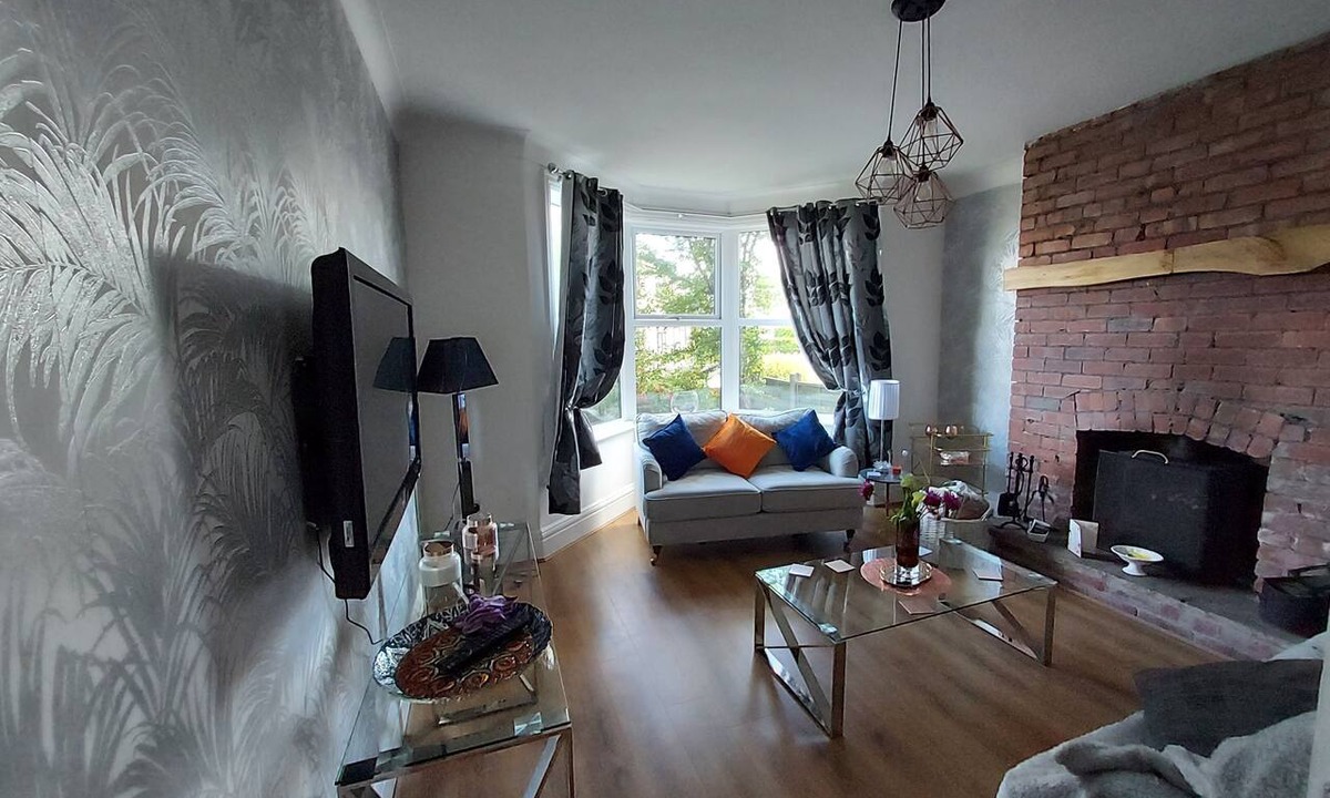 Bare Apartment | Morecambe Apartment - Sleeps 3 - 5 Mins to Sea