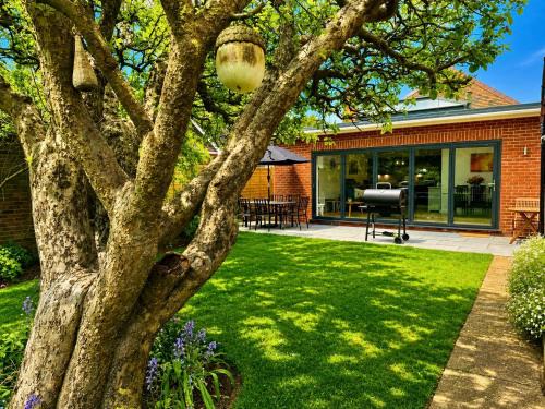 Mudeford House | Mudeford Coastal Retreat - Parking - Walk to Beach - Pet Friendly - Sleeps 6