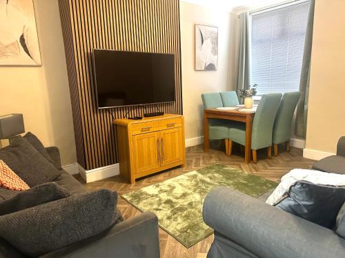 Crewe House | Nest House Crewe 4 Bedrooms Sleeps 7