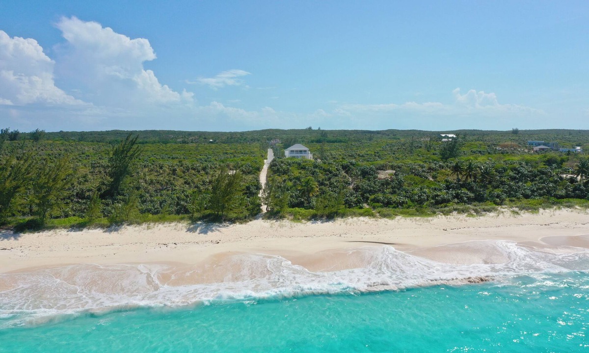 North Palmetto Point House | New Banks Road Estate w/Htd Pool, Pink Sand Beach, Walk to Restaurant/Bar