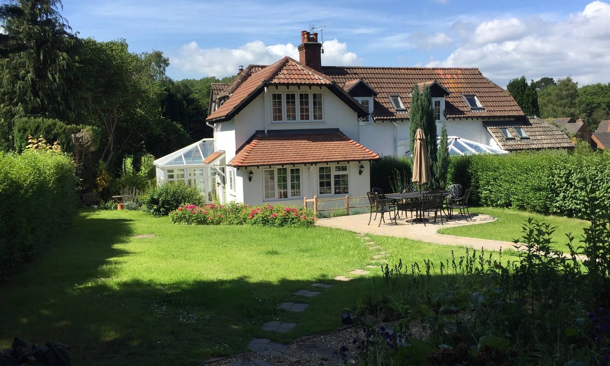 Burley Cottage | New Forest Cottage, village location, perfect for beaches & attractions