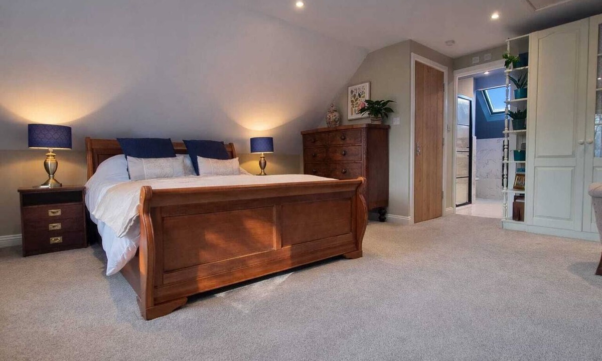 Sopley House | New Forest Guest Suite, Dog Friendly and with Private Garden