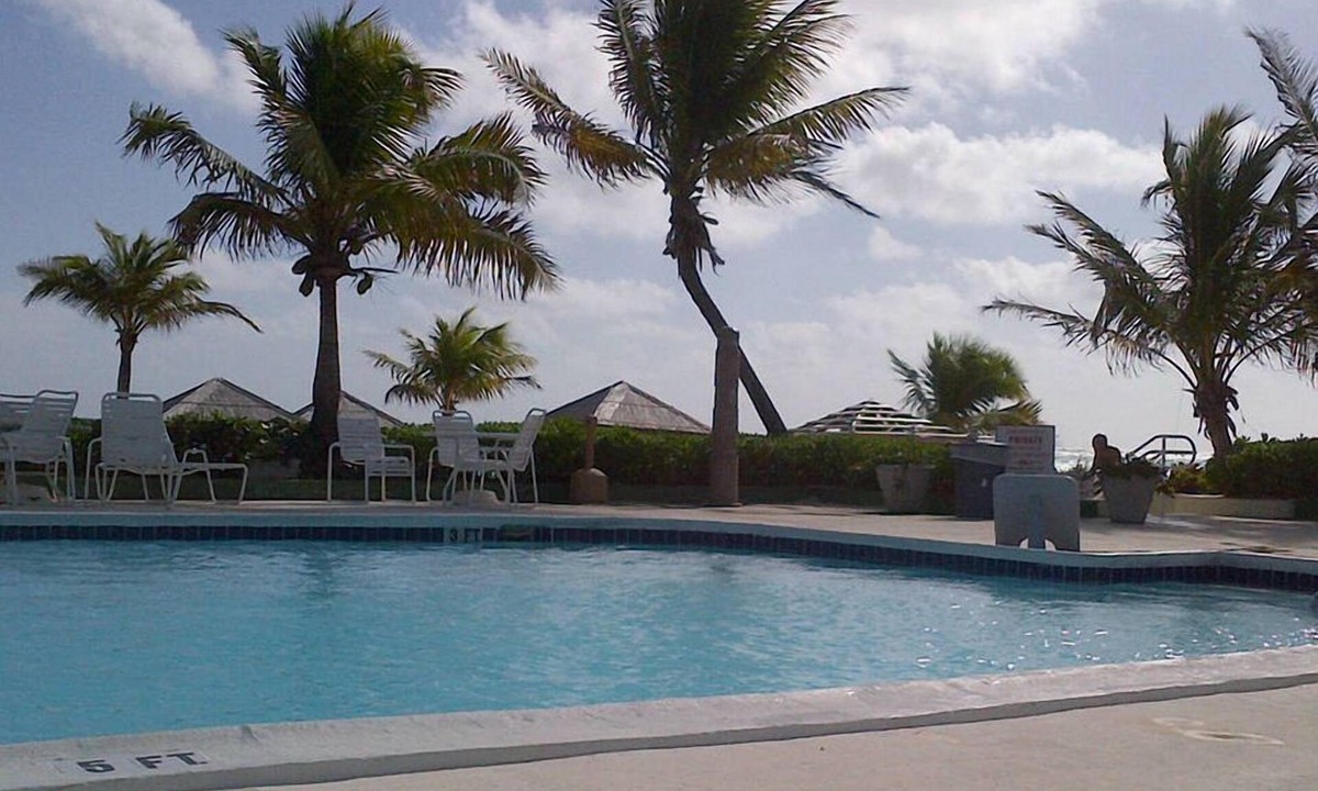 Williams Town Apartment | New Modern, renovated Beachfront/Oceanview Studio-Coral Beach, Near Port Lucaya