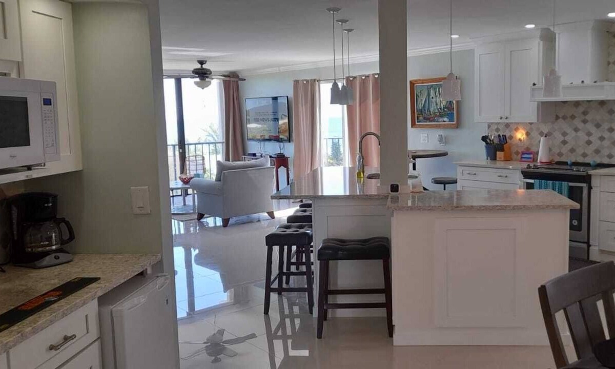 Williams Town Condo | NEW 🌴😎😁 OCEAN🏖️FRONT 😁😎🌴4 Bedroom PENTHOUSE w/ large Private Roof Terrace