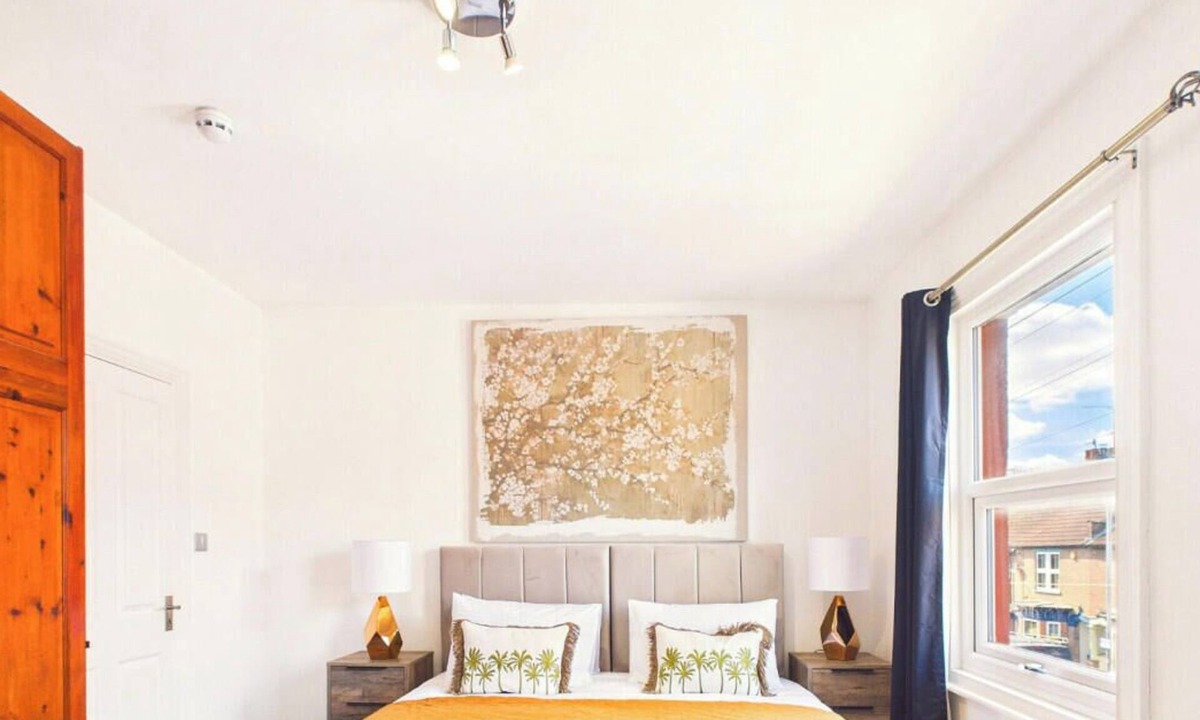 Luton House | *NEW* Ridgeway Home | Central | Parking