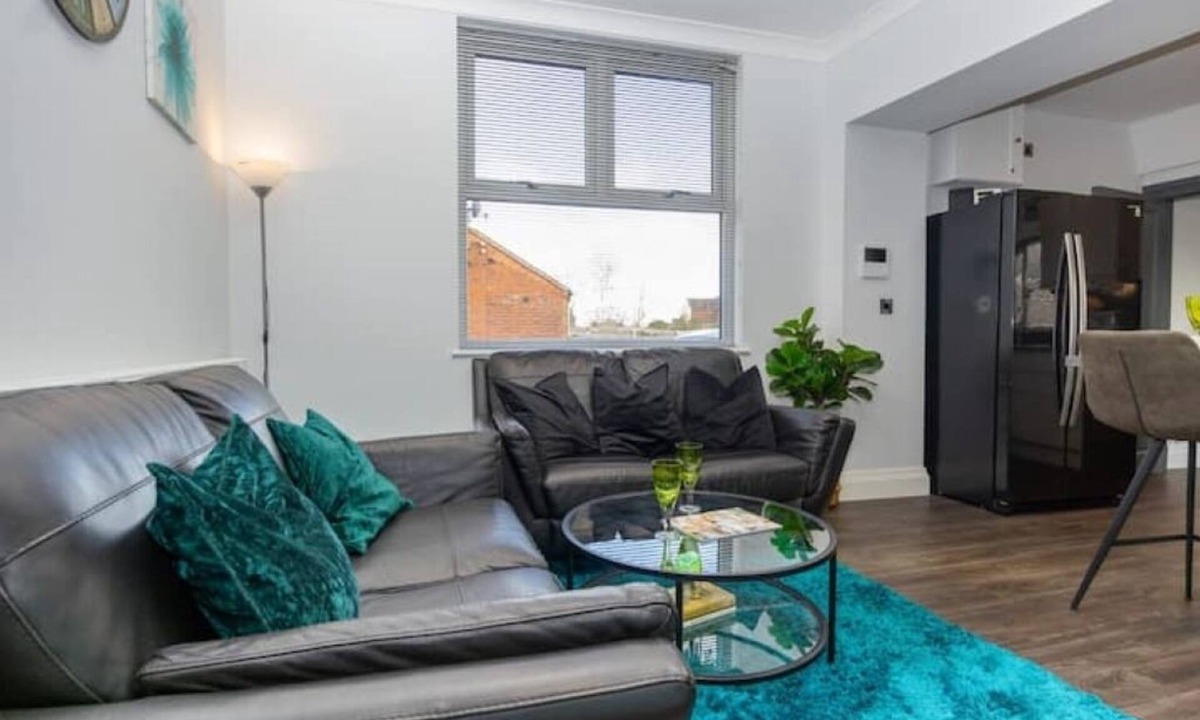 Stoke-on-Trent House | NEW | Spacious Convenient Parking Business Leisure