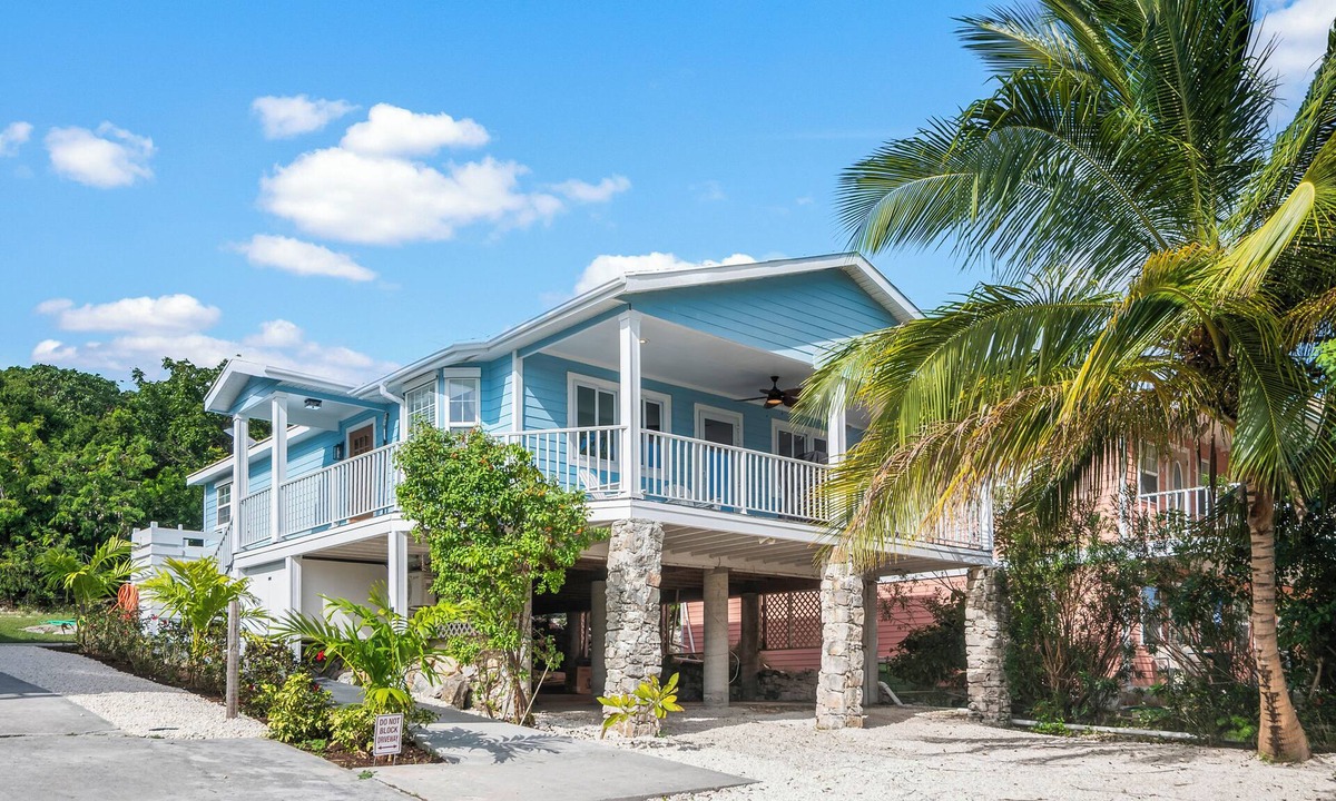 George Town Villa | Newly Remodeled Freestanding Luxury Hillside Retreat