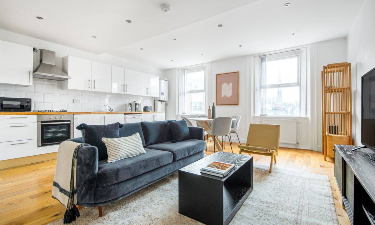 Lancaster Gate Apartment | Nice Bayswater 2 BR on Queensway opp. Underground stn, by Blueground