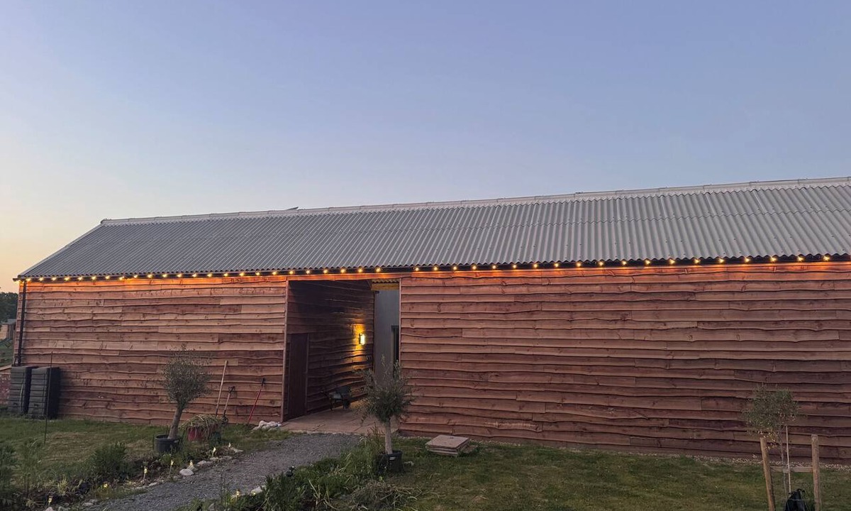 Waddesdon House | NUMBER 3 THE BARN HOUSE, pet friendly, with a garden in Woodham