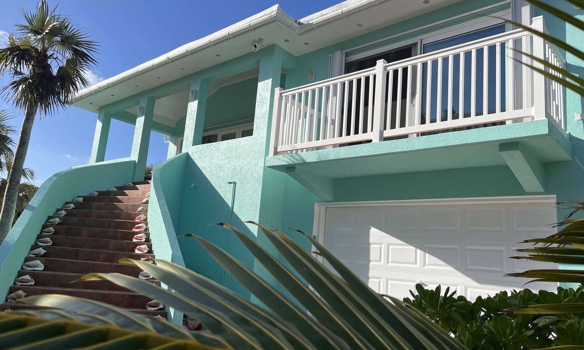 North Palmetto Point House | Ocean Breeze, steps to the beach! Generator, Starlink internet, filtered water.